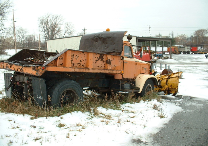 http://www.badgoat.net/Old Snow Plow Equipment/Trucks/FWD Trucks/Lawrence Park FWD's/GW725H5091.jpg